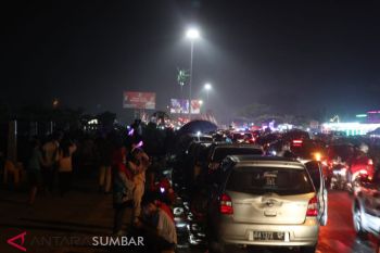 Malam tahun baru sepi, omzet pedagang di Pantai Padang turun