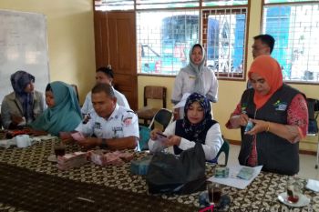 298 penerima PKH di Padang Pariaman terima bansos tahap IV/2018