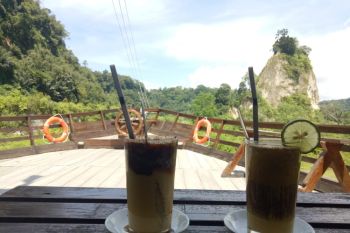 Menikmati hangatnya Teh Talua di atas kapal di Sianok