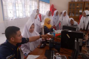 Disdukcapil Agam turunkan tim rekam data siswa berusia 17 tahun ke sekolah