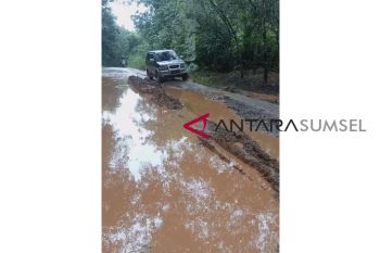 Jalan Lekis Rejo OKU rusak parah
