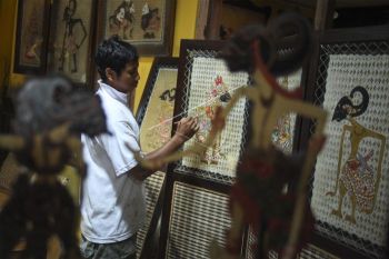 Kerajinan partisi ruangan bermotif wayang