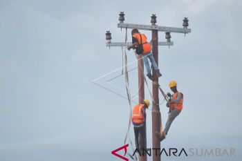 PLN targetkan 2019 rasio elektrifikasi Sumbar 96,85 Persen, resmikan listrik pedesaan di Mentawai