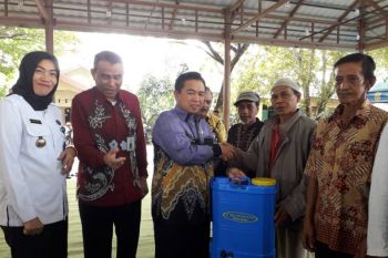 Wali Kota serahkan bantuan ke kelompok tani