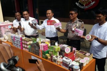 Polda Sulteng tangkap dua orang terduga pembuat kosmetik ilegal