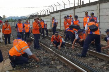 KAI Periksa Rel Pastikan Keamanan Jalur Kereta