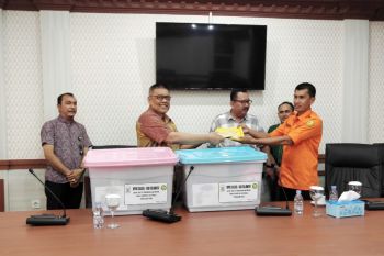 DPRD Sulsel serahkan bantuan kemanusiaan ke Sulteng