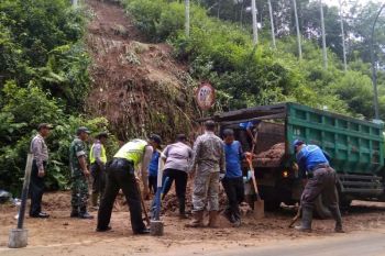 Banyumas siagakan alat berat di jalur rawan longsor