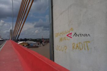 Jembatan Musi IV kotor jadi sasaran vandalisme