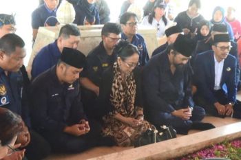 Surya Paloh Ziarah Makam Bung Karno