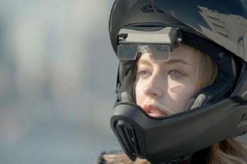 Wartawan India pakai helm saat meliput, ternyata ini penyebabnya