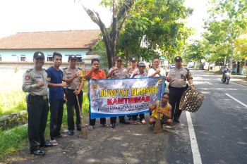 Polsek Pagutan gelar "Jumat Bersih"