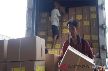 Dua truk tronton pengangkut surat suara tiba di Magelang