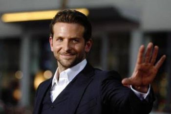 Warganet temukan bercak lipstik di bibir Bradley Cooper