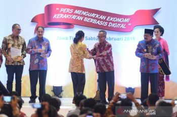 Rini Soemarno dapat penghargaan Hari Pers Nasional