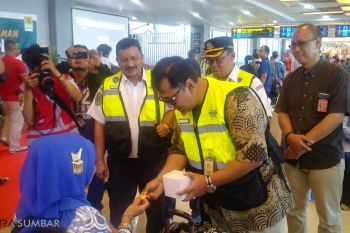 Penumpang Bandara Minangkabau keluhkan bagasi berbayar
