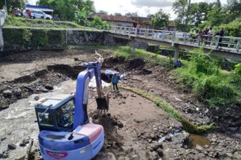 Lubang besar muncul di tengah Sungai Kuning