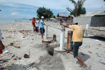 Tagana Metro Bantu Warga Perbaiki Dermaga di Pulau Sebesi
