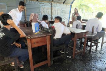 Ruang Kelas Ambruk, Siswa MTS Fathur Rahman Jember Belajar di Tenda Darurat BPBD (Video)