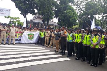 Perangkat desa se-Banjarnegara demo tolak premanisme
