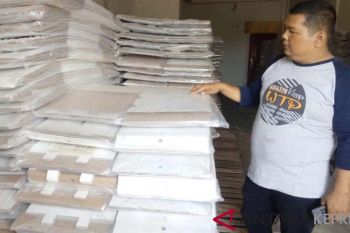 KPU Tanjungpinang belum hitung surat suara rusak