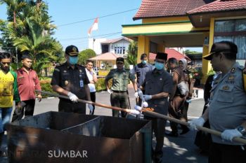 Kejari Pasaman musnahkan barang bukti narkotika dan judi
