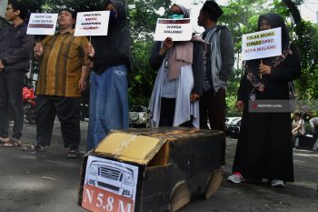 Unjuk Rasa Pengadaan Mobil DPRD Malang