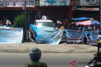 Seribuan warga gelar demo dukung Gubernur Papua