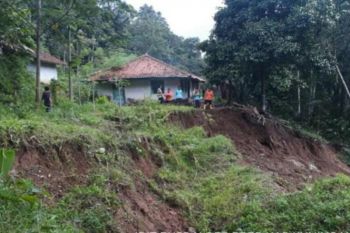 Pergerakan tanah sebabkan 12 rumah di Kuningan rusak