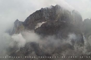 Gunung Merapi dua kali luncurkan guguran lava