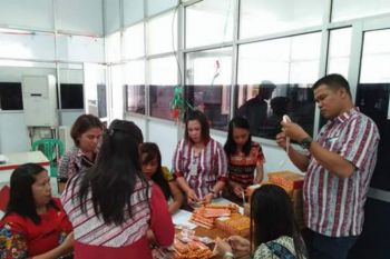 Hari ini Disdukcapil bagi-bagi coklat Valentine