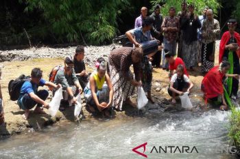 Ratusan siswa tebar benih ikan di Borobudur