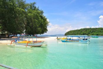 Bersenda gurau bersama ikan di Gili Nanggu