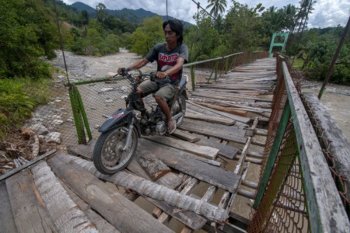 Jembatan gantung rusak