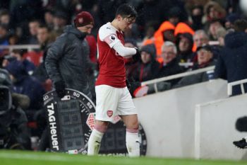 Mesut Ozil menolak untuk hengkang dari Arsenal