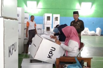 KPU Metro lakukan penomoran dan penulisan alamat TPS di kotak suara