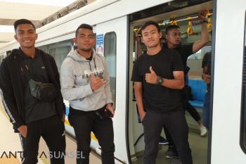 Pemain Sriwijaya FC naik LRT, bantu sosialisasi