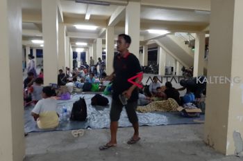 Ratusan karyawan PT BAK kembali tidur di gedung dewan