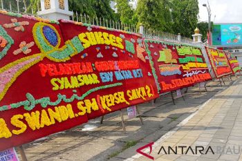 Jejeran Papan Bunga untuk Syamsuar-Edy Nasution, dan Guyonan Wan Thamrin Hasyim