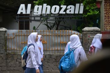 Terpopuler: Pelantikan Kades Lombok Timur, Menpar luncurkan gerakan bersih Mandalika, hingga ustadz ponpes setubuhi santriwati