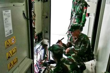 TNI perbaiki PLTS di Kampung Ampas yang rusak
