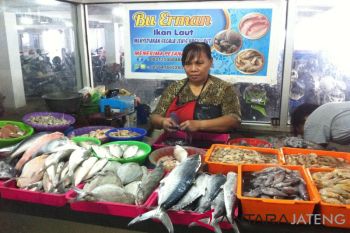 Pasokan mengalir, stok ikan di Purwokerto melimpah
