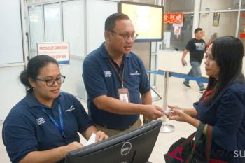 HUT Ke-55, Manajemen Bandara SamRat Langsung Melayani Penumpang