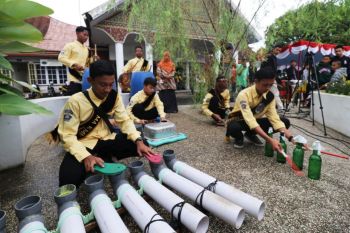 Pelajar Padang Panjang mainkan parade perkusi barang bekas