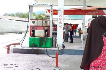 Antrean  panjang beli BBM di SPBU Palu