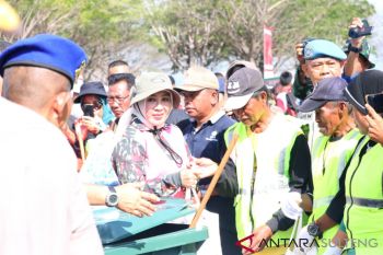Ketua Bhayangkari Pusat pimpin aksi bersih sampah di Pantai Talise Palu