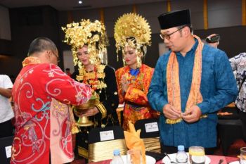 Selain titipkan warganya ke Gubernur Sumbar, Ridwan Kamil juga cerita siapa perancang Masjid Raya Sumbar