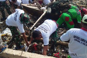 Marinir Lampung Imbau Masyarakat Jaga Kebersihan Pantai