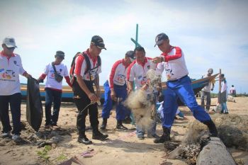 Ratusan orang punguti sampah Pantai Ujung Pandaran