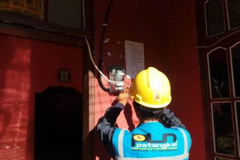 PLN terangi empat desa di Kabupaten Bone